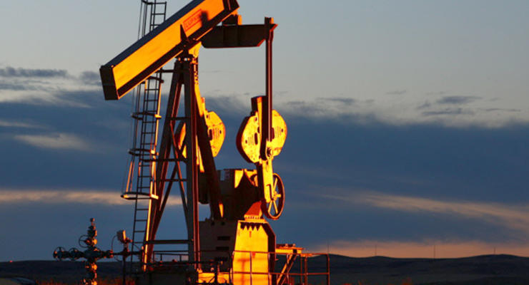 Цены на нефть колеблются в ожидании новостей из США