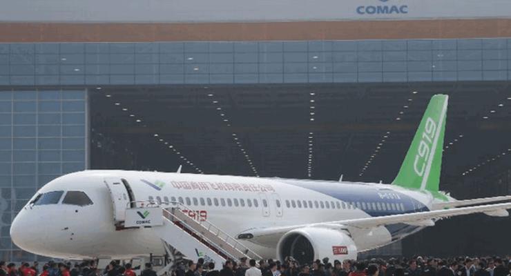 Китай презентовал свой первый пассажирский самолет (фото)