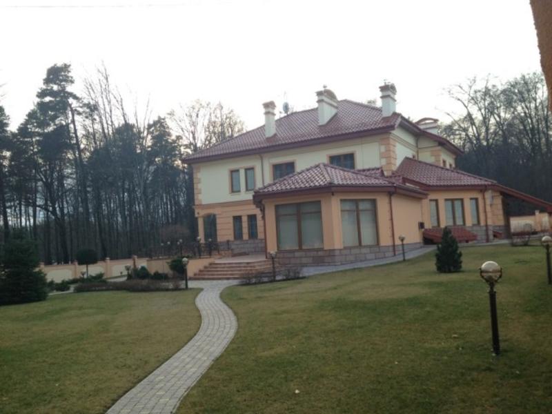 Журналисты засняли дом дочери СБУшника Писного, которого ударил Парасюк / Скриншот видео