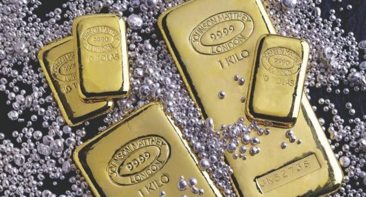 Золото упало в цене до пятилетнего минимума