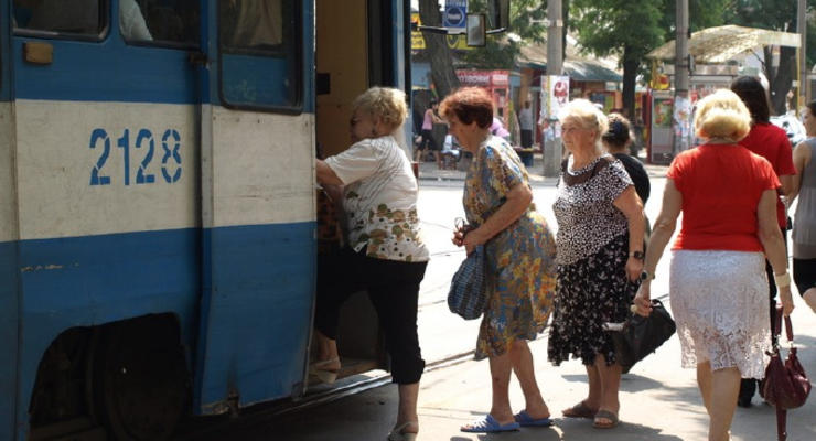 Боевики ЛНР хотят выгнать льготников из общественного транспорта - СМИ