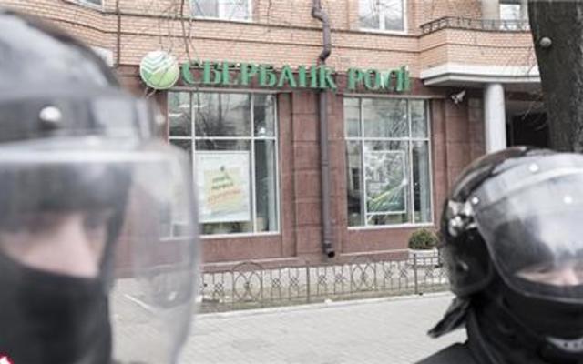Руки вверх – это нападение: кто стоит за погромами банков