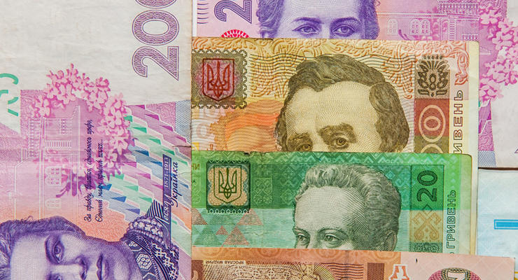 Средняя зарплата в Украине упала на тысячу гривен