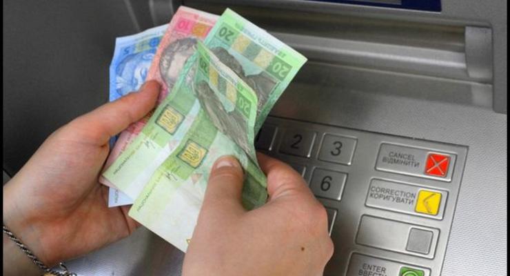 Вместо банкомата: украинцам разрешат обналичивать карточки у продавцов