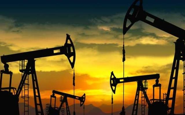 Доллар укрепляется, а цены на нефть падают