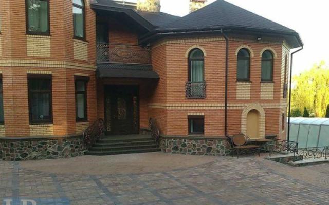 Активисты показали особняк экс-директора по грузовым перевозкам Укрзализныци