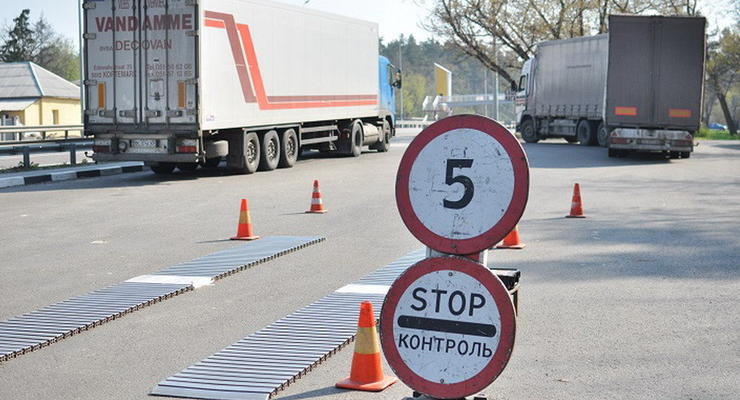 На дорогах Украины установили круглосуточный весовой контроль