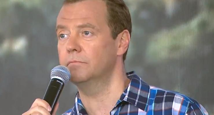 Медведев посоветовал российским учителям податься в бизнесмены