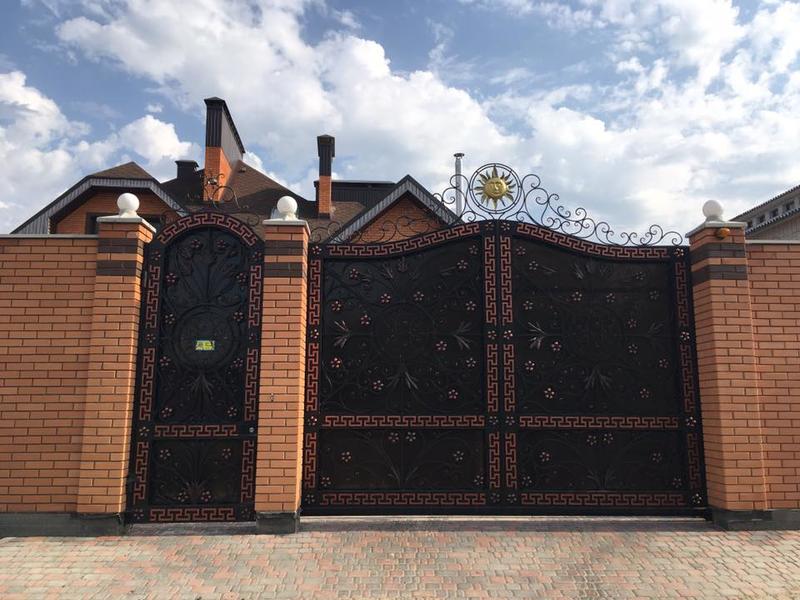 Журналист показал загородный дворец с гербом, принадлежащий нардепу Мосийчуку / facebook.com/vkrutchak