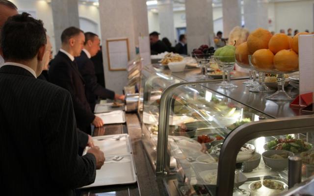 Дешево и не сердито: Депутат показал цены в столовой Верховной Рады