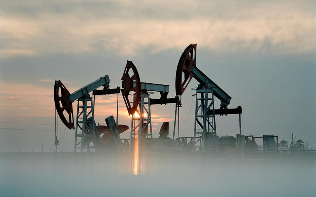 Нефть снизила позиции после отметки в $52