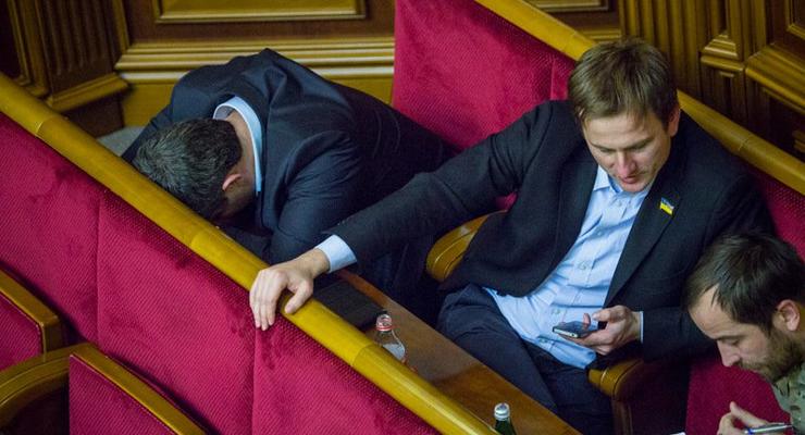 Депутатам Верховной Рады доплатили за "интенсивность труда"