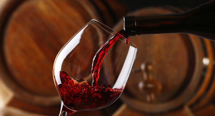 Президент одобрил отмену лицензий на мелкую торговлю вином