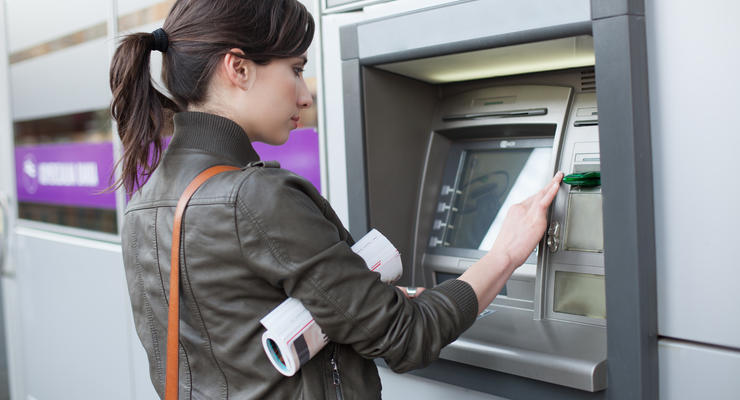 В Украине вводят все больше комиссий за использование банкоматов