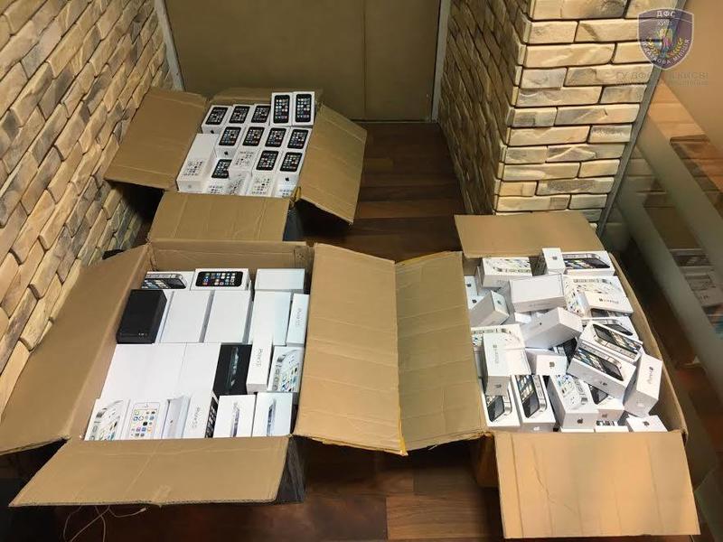 В Киеве разоблачили огромный склад контрабандных iPhone и MacBook / facebook.com/SFSofUkraine
