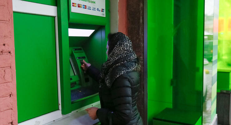Власть барыг: клиенты Привата жалуются на комиссию за перевод денег в Ощадбанк