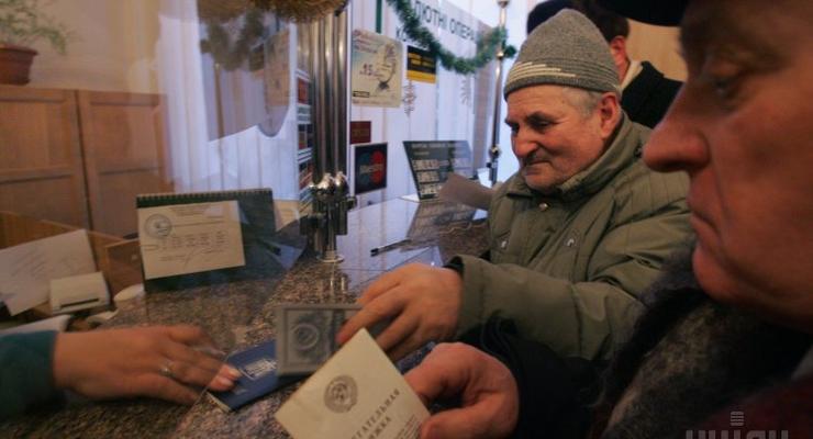 Украинцам не придется выбирать между пенсией и зарплатой