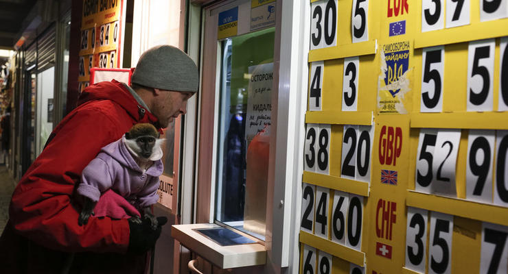 Украинцы в марте активно продавали валюту