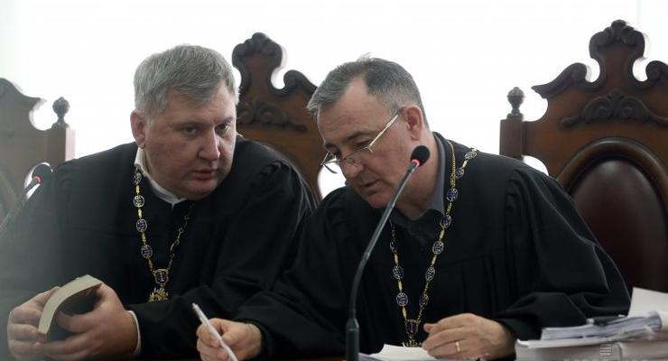 В Конституционном суде требуют зарплаты в 45 раз выше средних по Украине