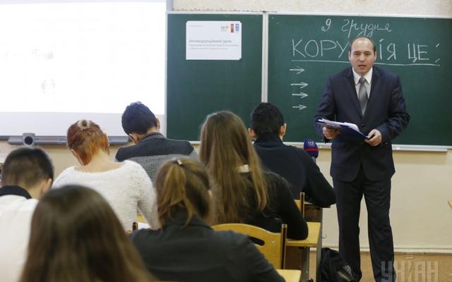 Киевляне жалуются на поборы в школах и детсадах