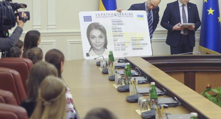 СМИ: Банки отказываются обслуживать украинцев по ID-картам