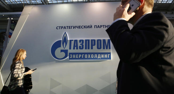 Чистая прибыль Газпрома снизилась почти вдвое