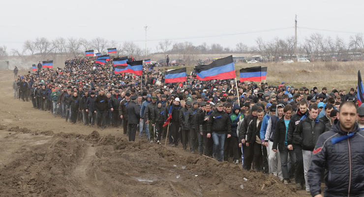 На оккупированном Донбассе безработицей зазывают на фронт