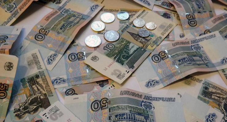 Курс рубля падает на фоне обвала на рынке нефти накануне