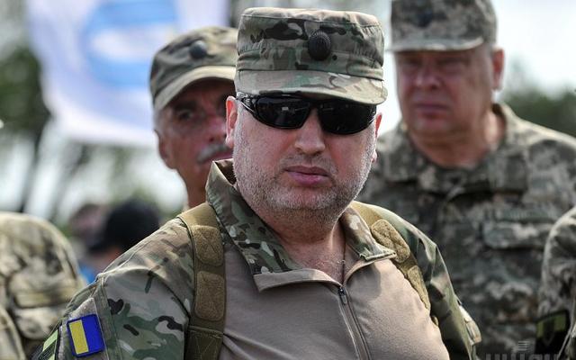 Зарплата военных не может быть меньше, чем у госслужащих - Турчинов