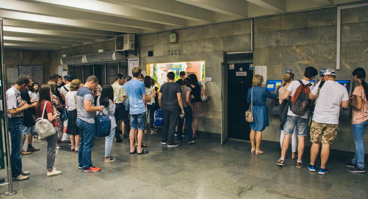 Успей купить по 5: в киевском метро люди стоят в огромных очередях