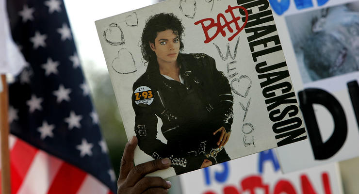 Куртку Майкла Джексона продали на аукционе за 298 тыс долларов