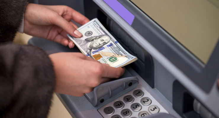 В США банкомат по ошибке выдавал 100 долларов вместо 10