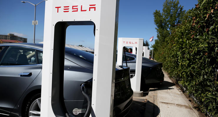 Маск анонсировал появление зарядных станций Tesla в Украине