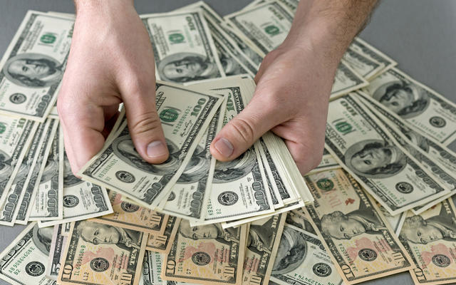 За год Нацбанк купил на межбанке $3,2 млрд