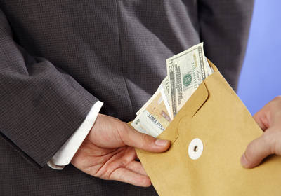 Коррупция в Украине: За 2018 год суд конфисковал 5 тыс долларов у взяточников