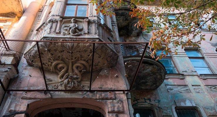 В Киеве спасают уникальный дом со змеями