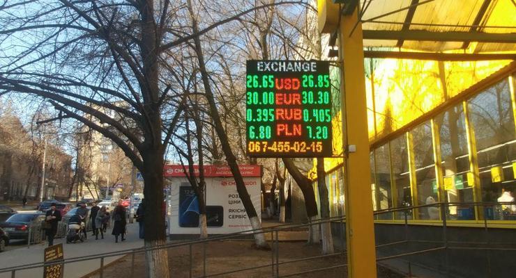 НБУ понизил гривну: Курсы валют на 13 марта