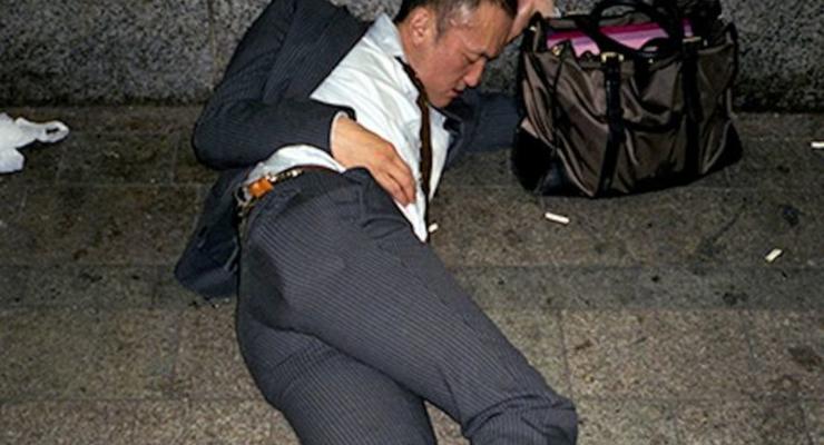Японцы спят на тротуарах, уставшие от работы – фото