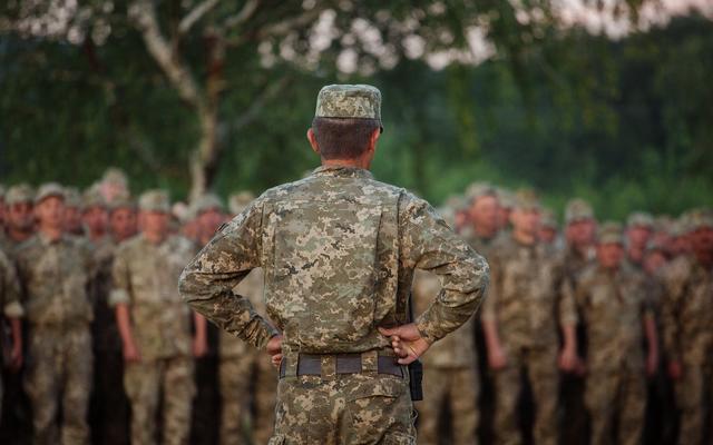 Военнослужащим выплачивают половину расходов на армию