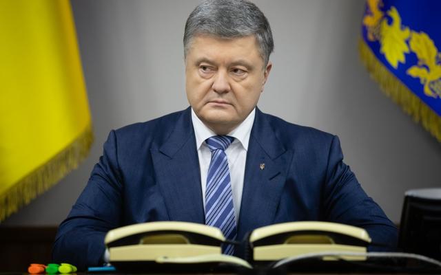Порошенко просит НБУ обеспечить стабильную работу Приватбанка