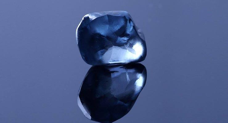 Самый крупный голубой алмаз продадут на аукционе