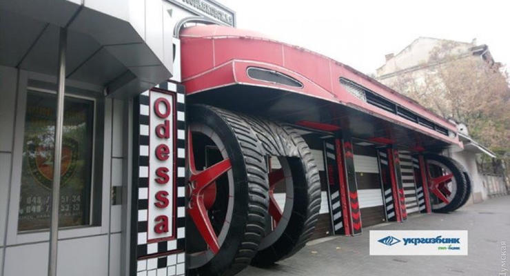Легендарную автомойку в Одессе в виде Феррари продают за 15 млн грн