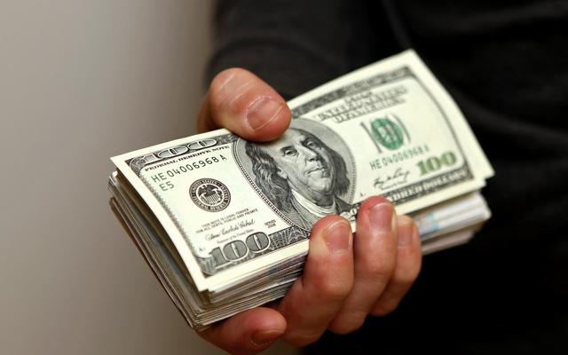 Украинцы увеличивают продажу валюты, несмотря на падение курсов