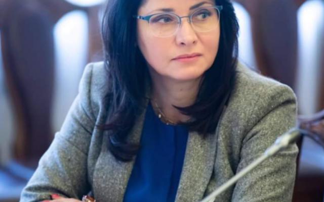 Министр Фриз получила долгожданную зарплату впервые за полгода – документ