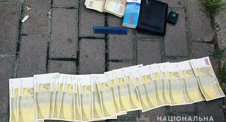 Мошенники в Киеве меняют доллары и евро на сувенирные деньги