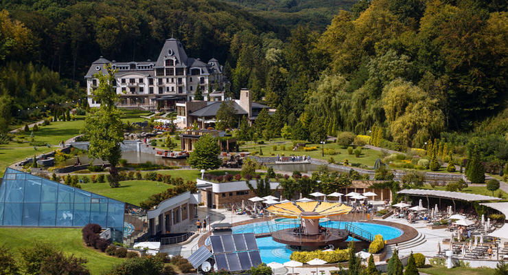 Пэрис Хилтон договаривается о покупке элитного курорта в Закарпатье - СМИ