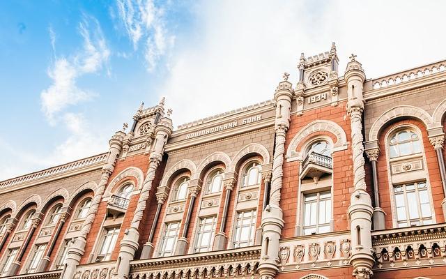 Несмотря на рост инфляции, Нацбанк опять снизил учетную ставку