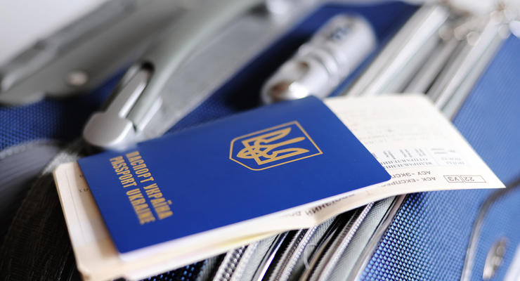 Нацбанк разрешил обслуживать граждан Украины по загранпаспортам - СМИ