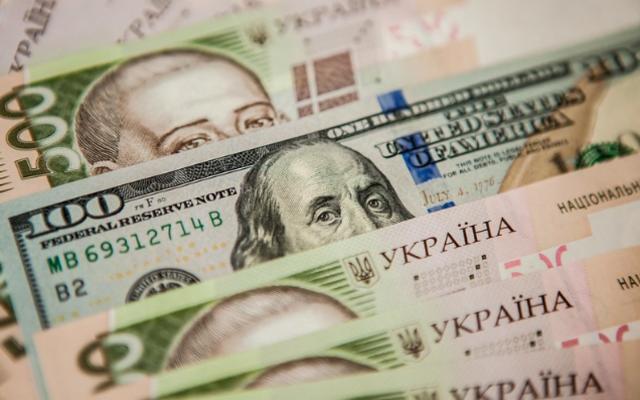 Доллар стоит меньше 25 гривен: Такого не было уже три года