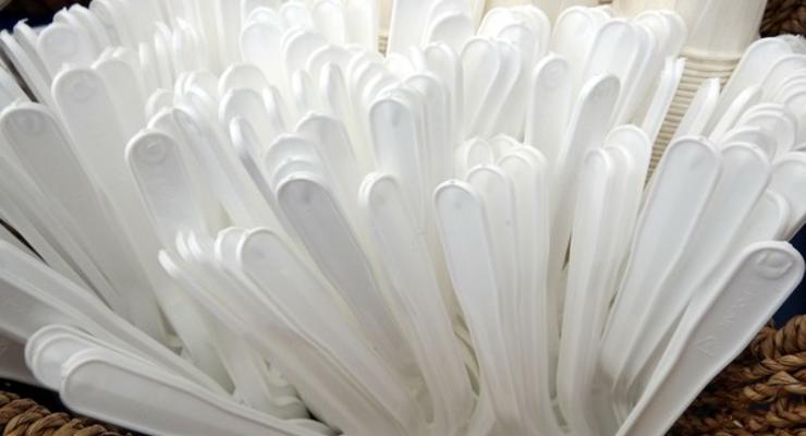 Во Франции запретили продажу пластиковой посуды